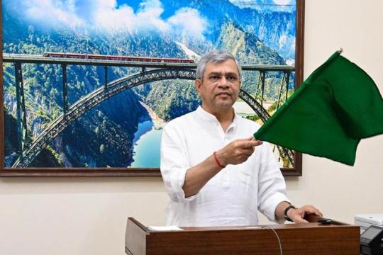 Railway Minister Vaishnaw flags off Bengaluru–Mumbai express train