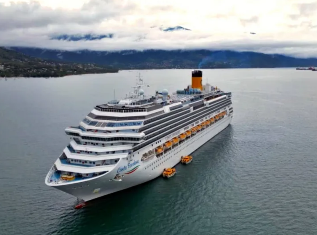 Brazilian city, Ilhabela welcomes first large Ship of the Season