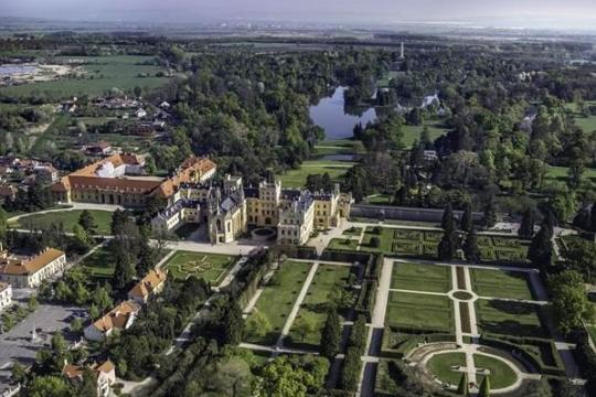 CzechTourism brings Czech E-Classrooms to India